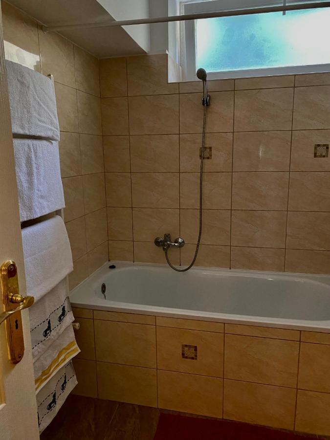 شقة Grande Familia Apartman إغير المظهر الخارجي الصورة