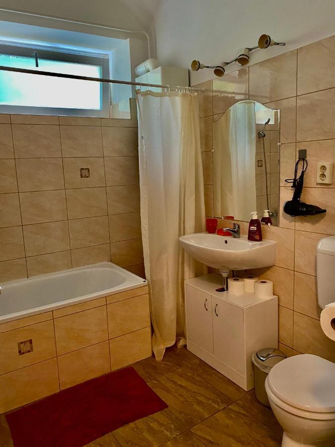 شقة Grande Familia Apartman إغير المظهر الخارجي الصورة